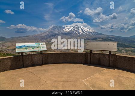 Johnston Ridge Observatory, Mount St. Helens Volcanic Monument, Washington, USA - 23 giugno 2025: I visitatori imparano a conoscere la storia del vulcano. Foto Stock