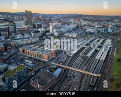 Centro città di Sheffield, South Yorkshire, Inghilterra, veduta aerea che mostra il distretto commerciale, l'architettura moderna e gli edifici della città Foto Stock