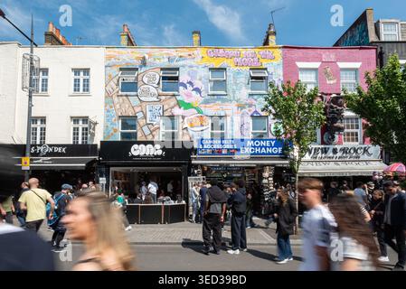 Camden High Street è affollata di turisti, Camden Town, Londra, Regno Unito Foto Stock
