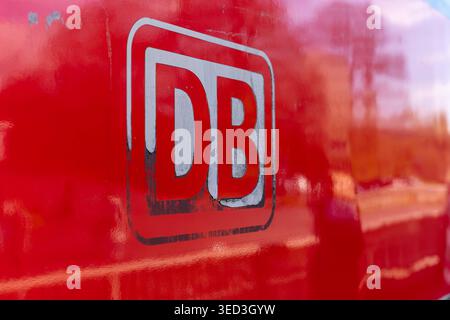 DB-Logo auf roter Zugoberfläche Detail mit Gebrauchsspuren 03.05.2026, selters: Symbolfoto, Illustrationsbild, Symbolbild, Illustrationsfoto, Alltagsszene Nahaufnahme des DB-Logos auf der roten Außenfläche eines Zuges der Deutschen Bahn. Leichte Gebrauchsspuren und Reflexionen auf dem lack verleihen dem Motiv eine authentische, dokumentarische Wirkung und stehen für den alltäglichen Einsatz im Schienenverkehr. Selters Hessen Deutschland *** Logo DB su superficie rossa del treno dettaglio con segni di usura 03 05 2026, foto simbolo Selters, immagine illustrazione, immagine simbolo, foto illustrazione, tutti i giorni s Foto Stock