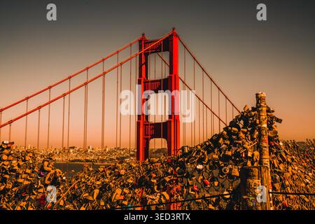 Migliaia di chiuse al Golden Gate Bridge durante un bellissimo tramonto Foto Stock