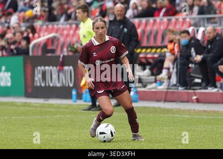 Toronto, Ontario, Canada. 3 maggio 2026. Colby Barnett #31 della AFC Toronto fa avanzare il pallone durante la partita della Northern Super League tra Halifax Tides FC e AFC Toronto al BMO Field Stadium. Il 3 maggio 2026 a Toronto, Canada. (Credit Image: © Leonardo Ramirez/eyepix via ZUMA Press Wire) SOLO PER USO EDITORIALE! Non per USO commerciale! Foto Stock