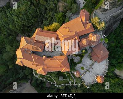 Vista aerea del Sacro Monastero di Varlaam al tramonto, Meteora, Grecia Foto Stock