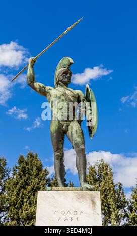Termopili, Grecia - 29 marzo 2026: Memoriale ai 300 spartani delle Termopili, Grecia, che onora re Leonida. Una statua di bronzo del re Leonida Foto Stock
