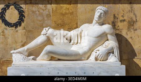 Memoriale dei 300 spartani alle Termopili, Grecia, che onora re Leonida. Il memoriale è stato progettato dallo scultore Vasos Falireas nel 1955. Foto Stock