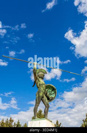 Termopili, Grecia - 29 marzo 2026: Memoriale ai 300 spartani delle Termopili, Grecia, che onora re Leonida. Una statua di bronzo del re Leonida Foto Stock