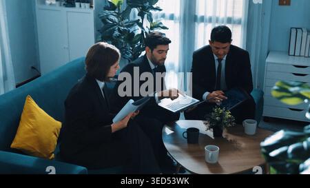 Vista dall'alto della strategia di marketing per la pianificazione di diversi team aziendali nella sala riunioni. Un manager professionista che pensa e analizza il grafico degli investimenti azionari di Foto Stock