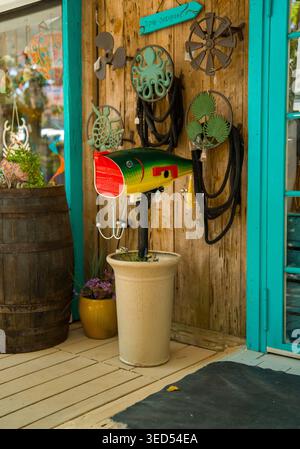 USA, Islamorada, Florida - 18 aprile 2026: Una cassetta postale personalizzata progettata come un'esca da pesca gigante con ganci alti si trova in una pentola fuori da un negozio locale. Foto Stock