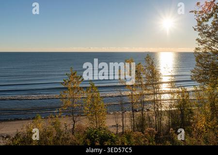 Guardando il sole che tramonta sul lago Michigan. Foto Stock