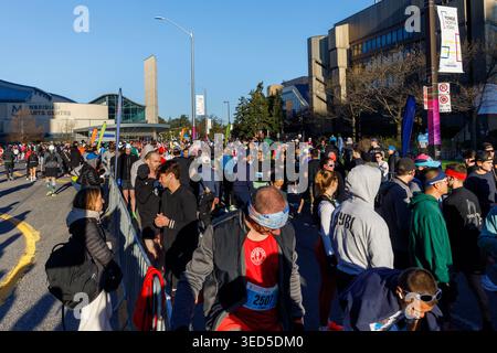 Toronto, Canada. 3 maggio 2026. I corridori si esibiscono in coralli in attesa del loro turno per iniziare la maratona di Toronto completa. Credito: A Duan/Alamy Live News Foto Stock