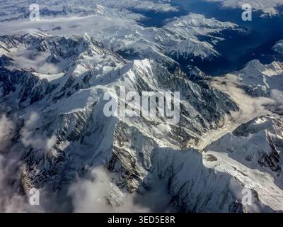 Ho sempre avuto un posto quando ho volato da Zurigo a Barcellona o Lisbona. Le Alpi occidentali sono splendide con vedute lungo l'Oberland Bernese e il Monte bianco. Foto Stock
