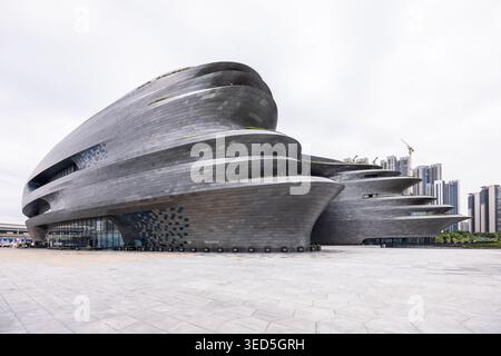 Il Museo della Scienza e della tecnologia di Shenzhen, progettato da Zaha Hadid Architects, mette in mostra l'impegno scientifico e la ricerca scientifica all'avanguardia. Foto Stock