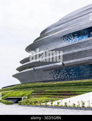 Il Museo della Scienza e della tecnologia di Shenzhen, progettato da Zaha Hadid Architects, mette in mostra l'impegno scientifico e la ricerca scientifica all'avanguardia. Foto Stock