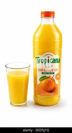 Bottiglia di succo d'arancia marca Tropicana e bicchiere di succo d'arancia isolato su sfondo bianco Foto Stock