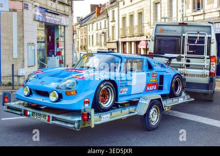 Rara auto sportiva classica "Jidé" del 1973, in salita e in volata, trasportata su rimorchio - Preuilly-sur-Claise, Indre-et-Loire (37), Francia. Foto Stock