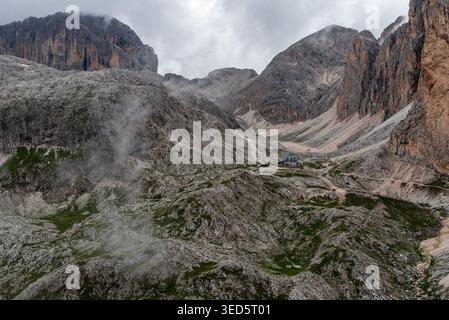 Vista dal colle Mantel sopra il rifugio Antermoia nelle Dolomiti durante le nuvolose serate estive Foto Stock