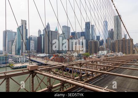 New York, USA - 22 aprile 2023: Skyline dal ponte di Brooklyn Foto Stock
