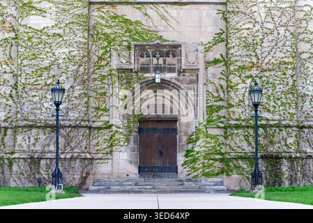 Chicago, Illinois, USA - 25/04/2017: Edificio storico in pietra e Archway Foto Stock