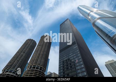 Spettacolare vista ad angolo basso grattacieli moderni paesaggio urbano Blue Sky Foto Stock