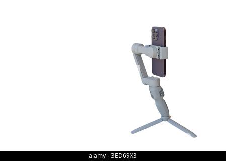 Banco video professionale per smartphone con stabilizzatore e supporto su sfondo bianco con spazio di copia. Foto Stock
