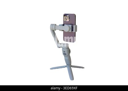 Smartphone montato sullo stabilizzatore Gimbal con cavalletto su sfondo bianco Foto Stock