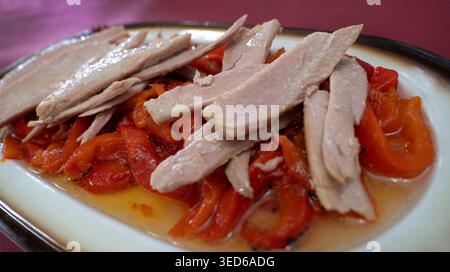 Pancia di tonno spagnola e peperoni rossi arrostiti, insalata, cucina spagnola, gastronomia spagnola, Spagna, Europa Foto Stock