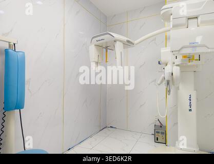 Macchina CBCT (Dental Cone Beam Computed Tomography), apparecchiatura a raggi X utilizzata per creare immagini 3D dettagliate di denti, mascelle e tessuti molli. Foto Stock