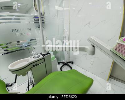 moderna sala odontoiatrica dotata di apparato procedurale dentale standard Foto Stock