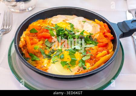 Tradizionale shakshuka in padella per colazione Foto Stock