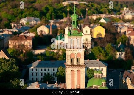 Le riprese dei droni catturano l'intricata architettura di una vecchia città europea, mostrando i suoi edifici religiosi e le aree residenziali dall'alto Foto Stock