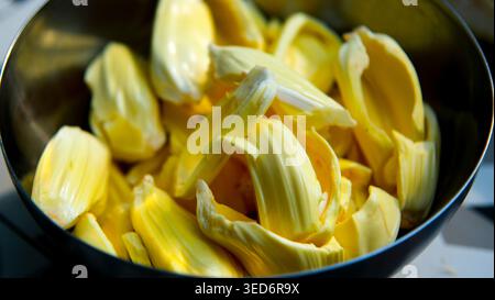 Ciotola riempita con cialde di jackfruit giallo fresco pronte da mangiare. Delizioso concetto di frutta tropicale adatto per alimenti sani, prodotti biologici. Foto Stock