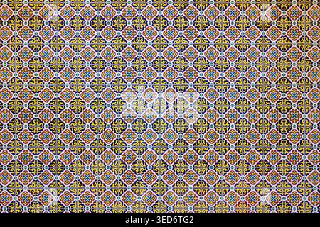 Motivo piastrelle messicane con ornamenti geometrici e floreali in blu, giallo, rosso e bianco. Muro in ceramica messicana. Sfondo piastrelle ornamentali messicane. Texture decorativa messicana senza cuciture per il design Foto Stock