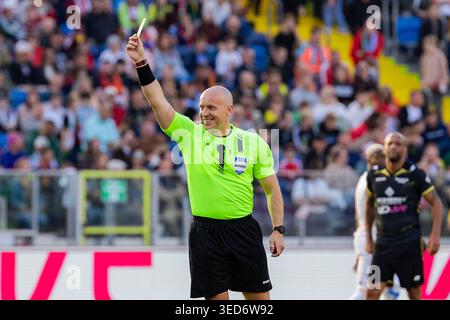 L'arbitro Szymon Marciniak mostra un cartellino giallo visto durante il Galacticos Show Poland 2026 match tra il Gladiator Team e il Samurai Team a Superauto.pl Foto Stock