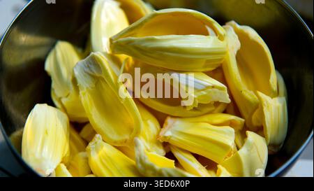 Ciotola riempita con cialde di jackfruit giallo fresco pronte da mangiare. Delizioso concetto di frutta tropicale adatto per alimenti sani, prodotti biologici. Foto Stock