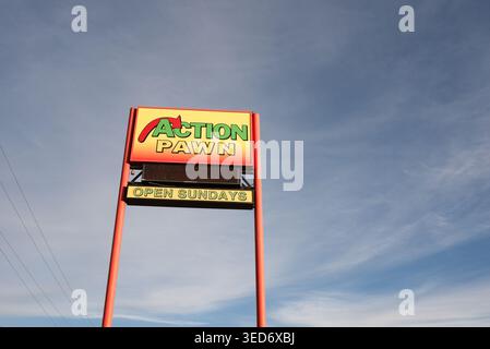 Cartello con l'asta alta per Action Pawn, San Angelo, Texas, Stati Uniti. Foto Stock