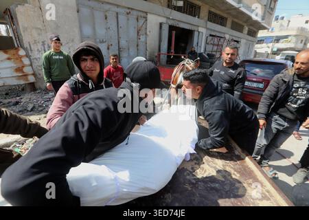 I lutti trasportano il corpo di palestinesi uccisi nello sciopero della città di Gaza i lutti trasportano il corpo di un palestinese durante il suo funerale a Gaza City il 4 maggio 2026, dopo essere stato ucciso in uno sciopero israeliano che ha preso di mira un gruppo di persone sulla strada 10, a sud del quartiere di al-Zeitoun. Foto di Bilal Osama apaimages Gaza City Striscia di Gaza territorio palestinese 040526 Gaza BO 0016 Copyright: XapaimagesxBilalxOsamaxapaimagesx Foto Stock