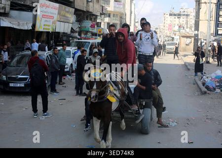 I lutti trasportano il corpo di palestinesi uccisi nello sciopero della città di Gaza i lutti trasportano il corpo di un palestinese durante il suo funerale a Gaza City il 4 maggio 2026, dopo essere stato ucciso in uno sciopero israeliano che ha preso di mira un gruppo di persone sulla strada 10, a sud del quartiere di al-Zeitoun. Foto di Bilal Osama apaimages Gaza City Striscia di Gaza territorio palestinese 040526 Gaza BO 0022 Copyright: XapaimagesxBilalxOsamaxapaimagesx Foto Stock