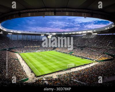 Vista panoramica interna dello stadio la Cartuja di Siviglia, Spagna, prima della partita di la Liga tra Real Betis e Real Madrid al tramonto Foto Stock
