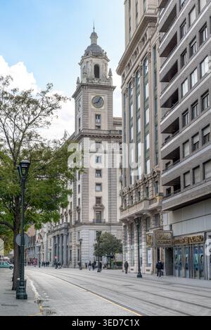 Impressionante torre dell'orologio dell'ex Banco de Aragon in Calle del coso. Il punto di riferimento storico. Saragozza, Spagna - 29 novembre 2021 Foto Stock