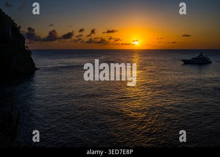 Tramonto invernale su una nave da Young Island, St Vincent e Grenadine Foto Stock