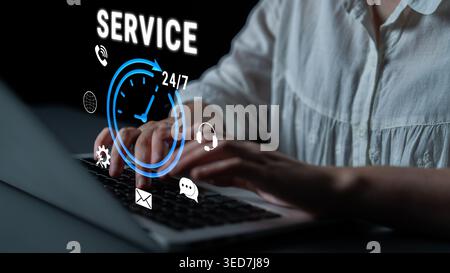 Digitazione manuale su laptop con icone di assistenza e simboli 24 ore su 24, 7 giorni su 7, supporto clienti digitale e illustrazione di assistenza online Fluxor. Foto Stock