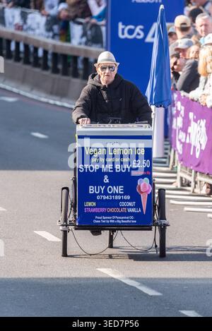 Fermatemi e comprate un trike per la vendita di gelati vegani lungo il percorso della Maratona di Londra Foto Stock
