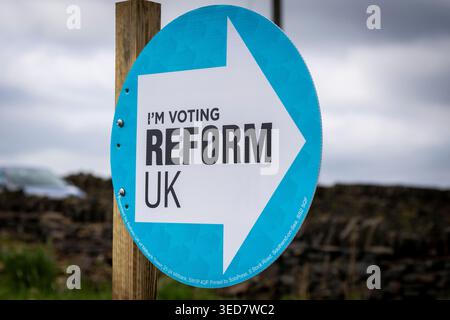 Un appello di voto a bordo strada del Reform Party in un campo vicino a Northowram, Halifax, West Yorkshire, prima delle elezioni del consiglio del 7 maggio 2026. Foto Stock