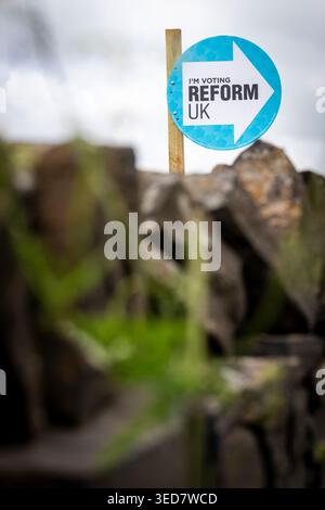 Un appello di voto a bordo strada del Reform Party in un campo vicino a Northowram, Halifax, West Yorkshire, prima delle elezioni del consiglio del 7 maggio 2026. Foto Stock