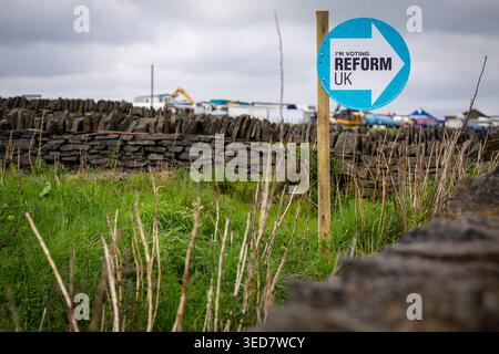 Un appello di voto a bordo strada del Reform Party in un campo vicino a Northowram, Halifax, West Yorkshire, prima delle elezioni del consiglio del 7 maggio 2026. Foto Stock