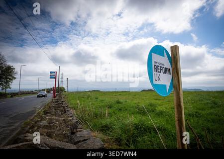 Un appello di voto a bordo strada del Reform Party in un campo vicino a Northowram, Halifax, West Yorkshire, prima delle elezioni del consiglio del 7 maggio 2026. Foto Stock