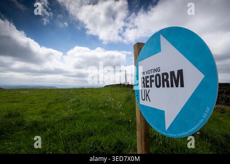 Un appello di voto a bordo strada del Reform Party in un campo vicino a Northowram, Halifax, West Yorkshire, prima delle elezioni del consiglio del 7 maggio 2026. Foto Stock