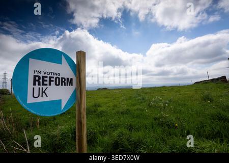 Un appello di voto a bordo strada del Reform Party in un campo vicino a Northowram, Halifax, West Yorkshire, prima delle elezioni del consiglio del 7 maggio 2026. Foto Stock