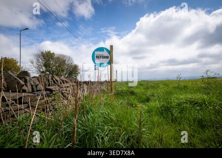 Un appello di voto a bordo strada del Reform Party in un campo vicino a Northowram, Halifax, West Yorkshire, prima delle elezioni del consiglio del 7 maggio 2026. Foto Stock