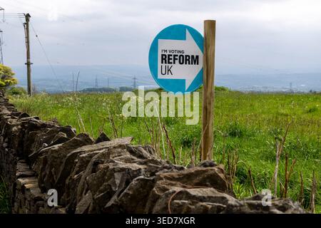 Un appello di voto a bordo strada del Reform Party in un campo vicino a Northowram, Halifax, West Yorkshire, prima delle elezioni del consiglio del 7 maggio 2026. Foto Stock